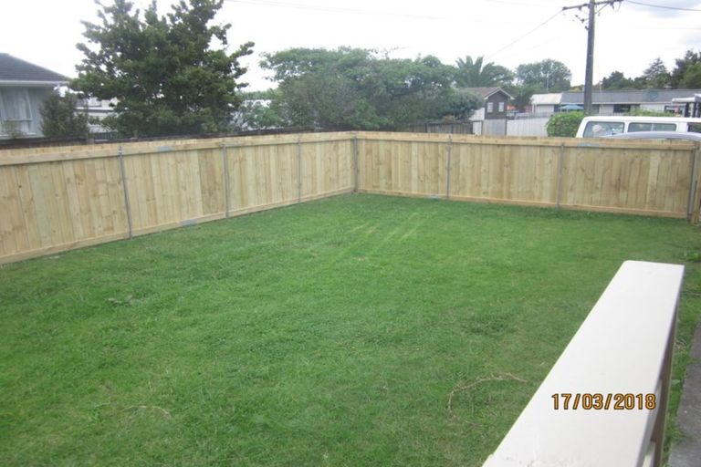 Photo of property in 1/19 Woodside Road, Massey, Auckland, 0614