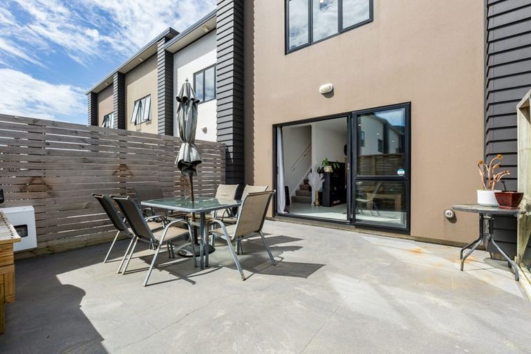 Photo of property in 7/9 Surrey Street, Tawa, Wellington, 5028