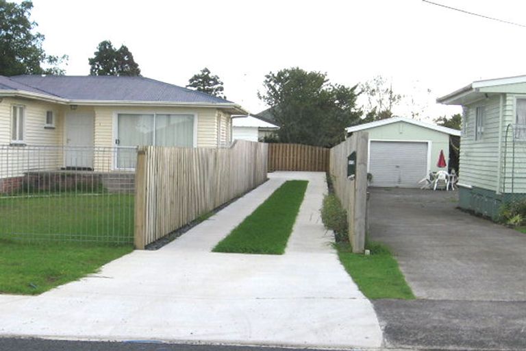 Photo of property in 2a Hikurangi Street, Te Atatu Peninsula, Auckland, 0610