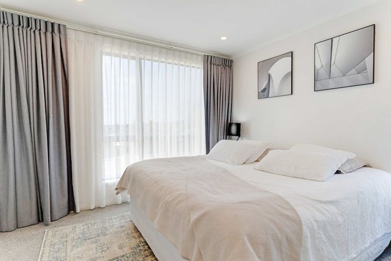 Photo of property in 8 Patariki Way, Beach Haven, Auckland, 0626