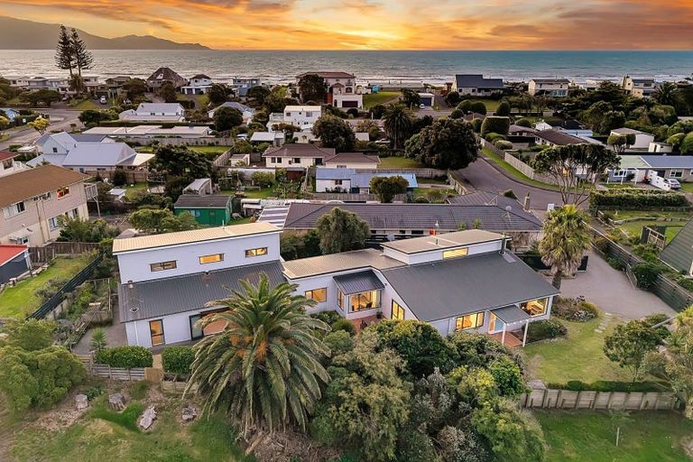 Photo of property in 10 Fenside Street, Waikanae Beach, Waikanae, 5036