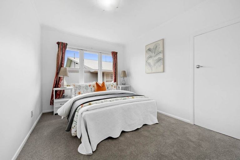 Photo of property in 100 Gossamer Drive, Pakuranga Heights, Auckland, 2010