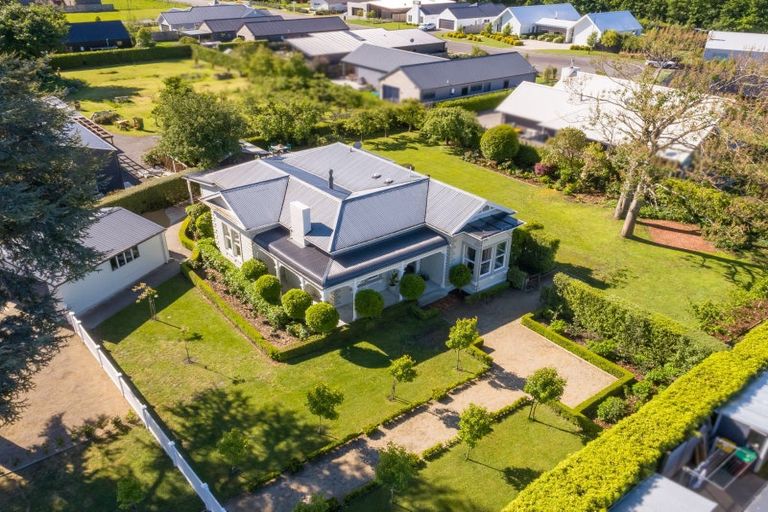 Photo of property in 16 Orchard Road, Greytown, 5712