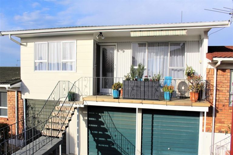 Photo of property in 2/1 Bodi Place, Te Atatu South, Auckland, 0610