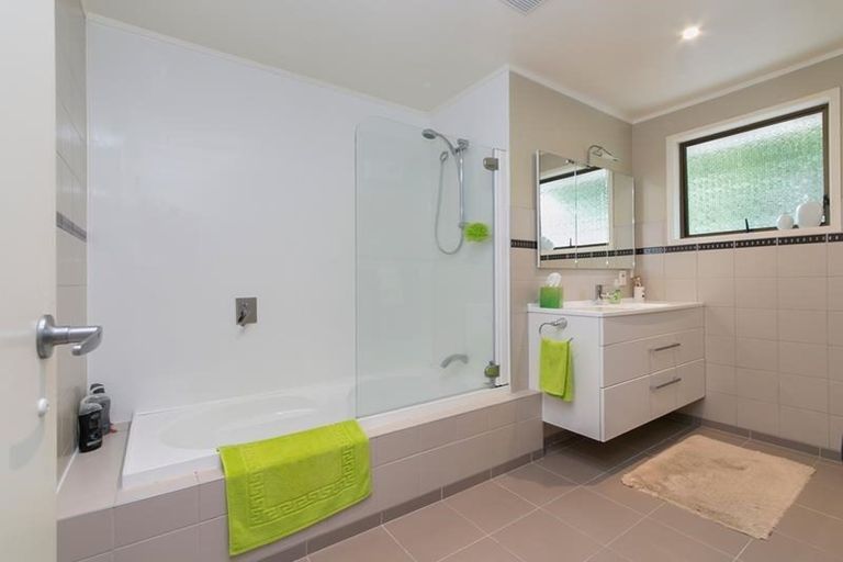 Photo of property in 42 Wirihana Road, Titirangi, Auckland, 0604