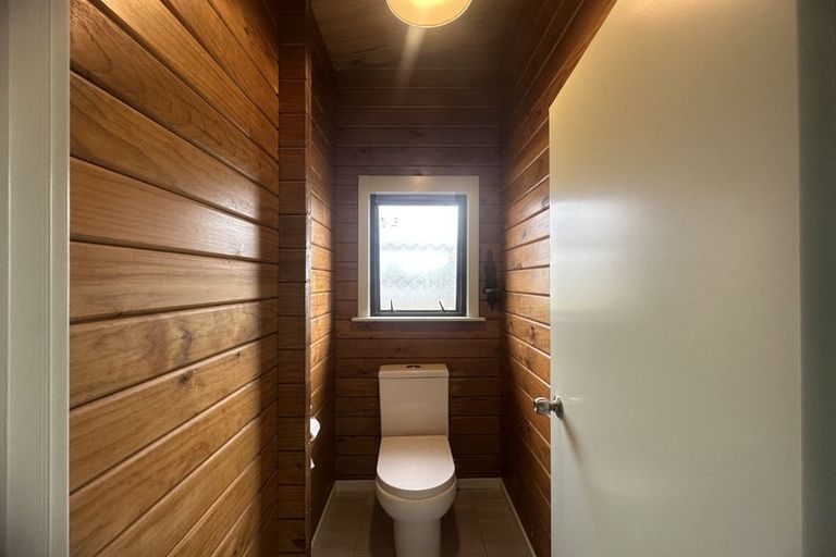 Photo of property in 137 Simpson Road, Henderson Valley, Auckland, 0614