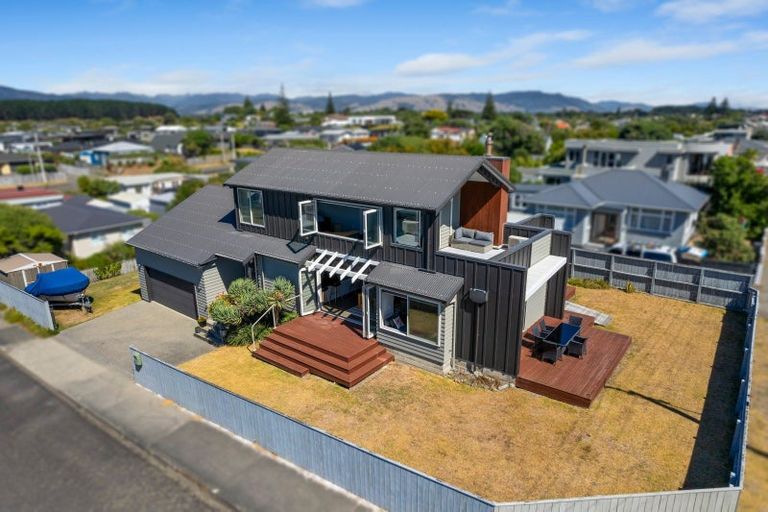 Photo of property in 2 Kowhai Street, Otaki Beach, Otaki, 5512