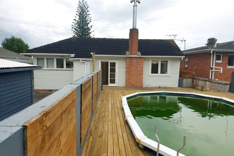 Photo of property in 6 River Road, Te Atatu Peninsula, Auckland, 0610