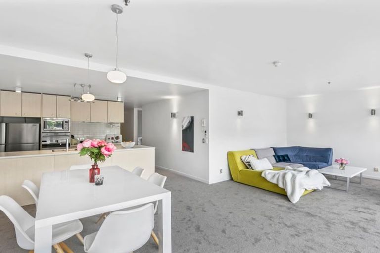 Photo of property in Montreaux Apartments, 2a/164 The Terrace, Wellington Central, Wellington, 6011