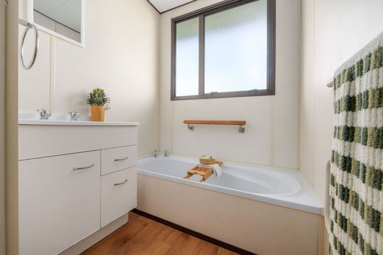 Photo of property in 38 Garland Drive, St Andrews, Hamilton, 3200