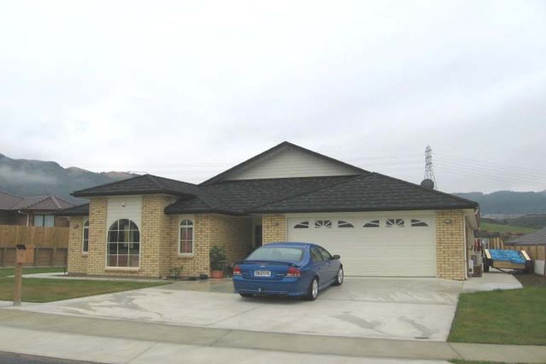 Photo of property in 2 James Nairn Grove, Riverstone Terraces, Upper Hutt, 5018