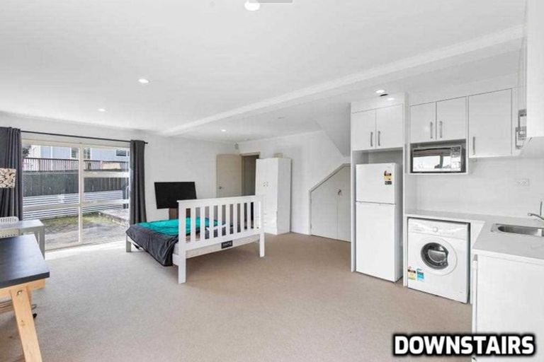 Photo of property in 92 Sunset Road, Unsworth Heights, Auckland, 0632