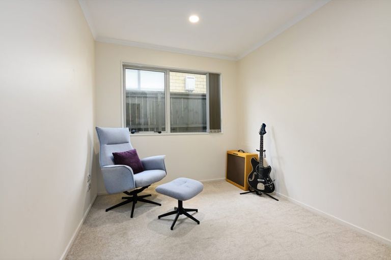 Photo of property in 106c Simpson Road, Henderson Valley, Auckland, 0614