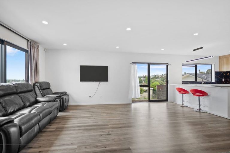 Photo of property in 25a Athena Drive, Totara Vale, Auckland, 0629