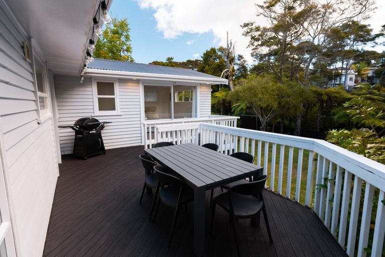 Photo of property in 11 Willowbrook Place, Titirangi, Auckland, 0604