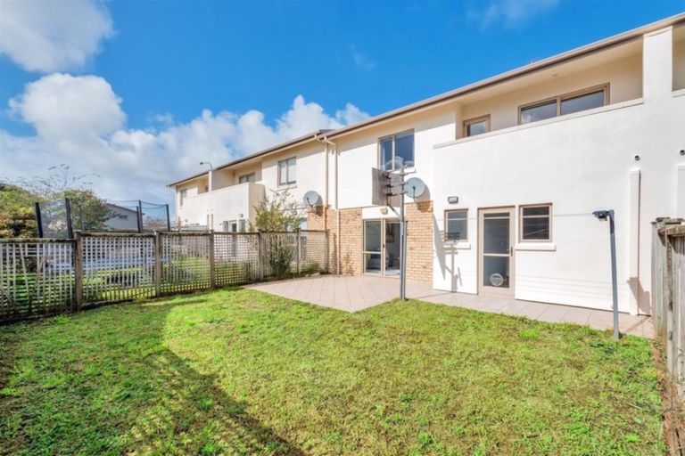 Photo of property in 10 Gina Avenue, Ranui, Auckland, 0612