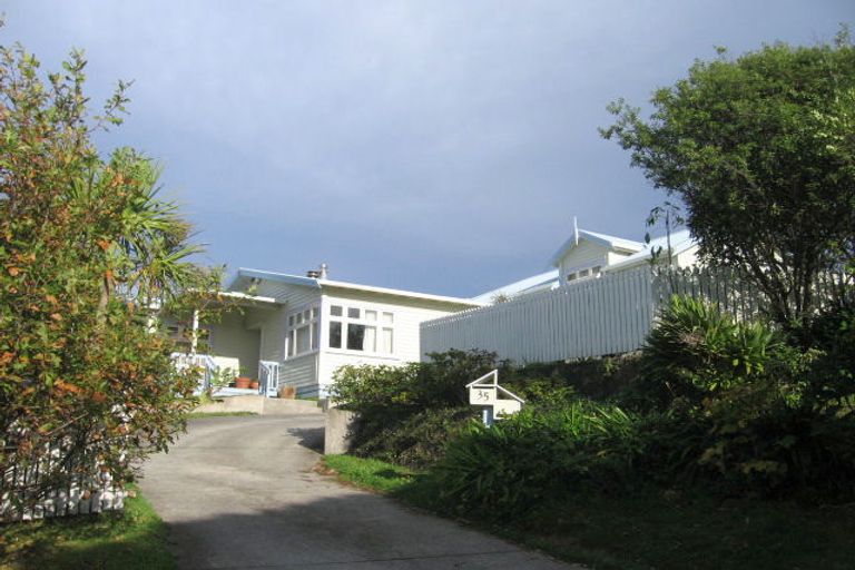 Photo of property in 35 Hampton Hill Road, Tawa, Wellington, 5028