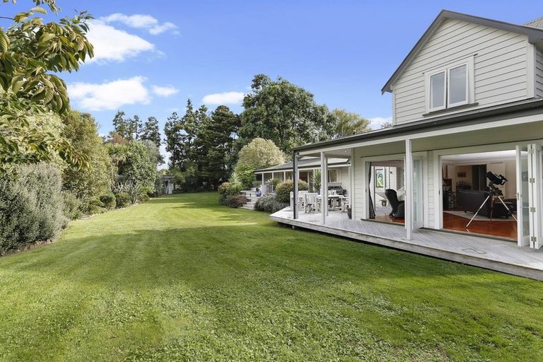 Photo of property in 186 Boord Crescent, Kumeu, 0891