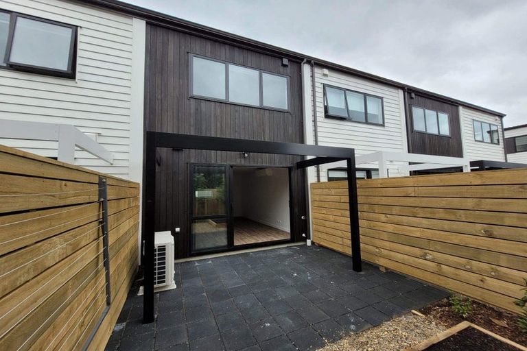 Photo of property in 12 Whakahui Lane, Mangere Bridge, Auckland, 2022