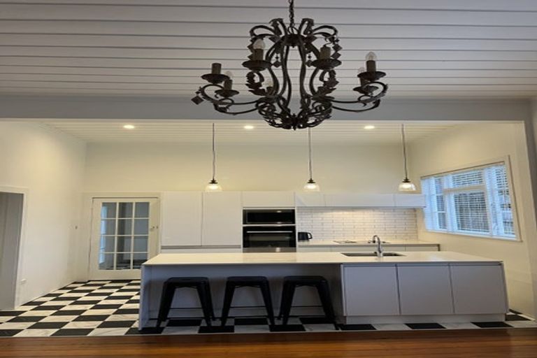 Photo of property in 77 Hine Street, New Plymouth, 4310