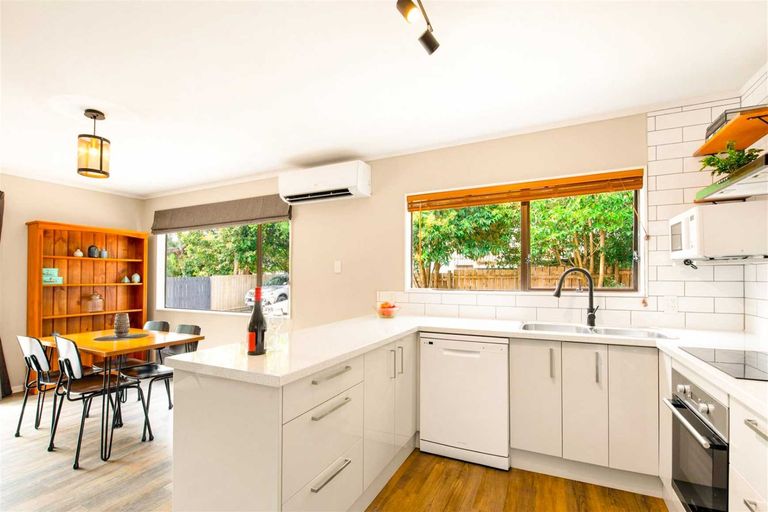 Photo of property in 2/123 Millbrook Road, Sunnyvale, Auckland, 0612