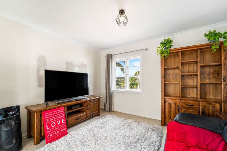 Photo of property in 1 The Terrace, Herald Island, Auckland, 0618