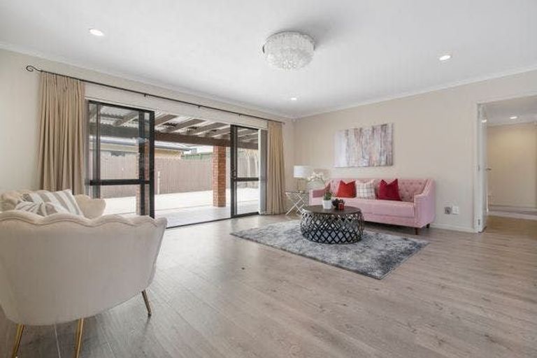 Photo of property in 8 Carisbrook Crescent, Papakura, 2110