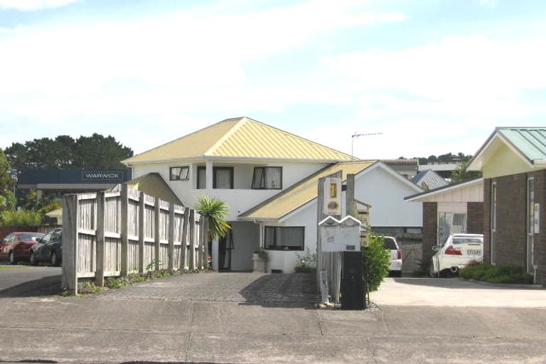 Photo of property in 2/12 Centorian Drive, Windsor Park, Auckland, 0632