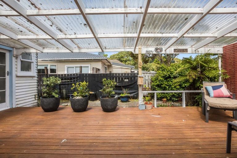 Photo of property in 16 Raroa Terrace, Tawa, Wellington, 5028