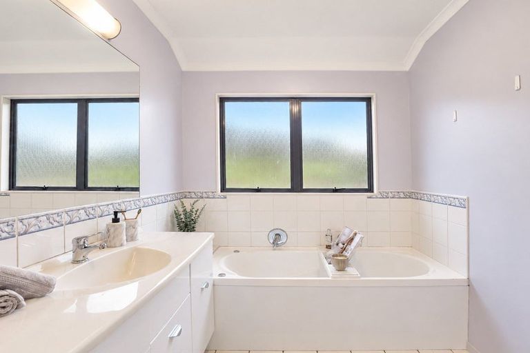 Photo of property in 1 Roderick Place, Rototuna, Hamilton, 3210
