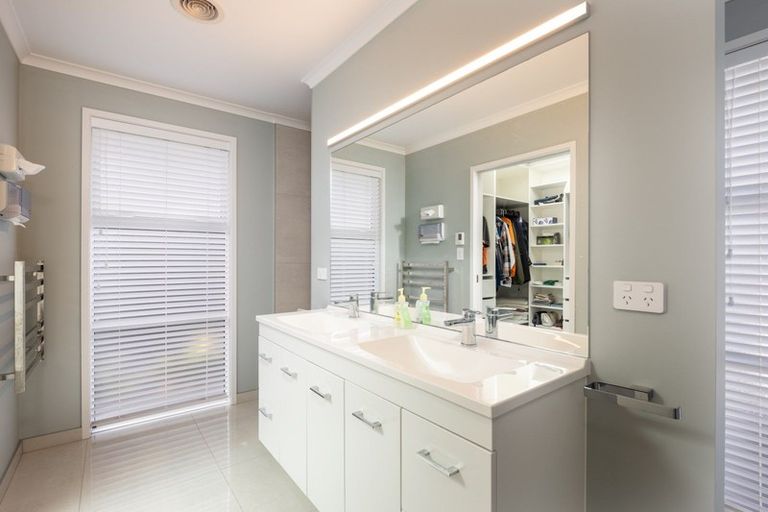 Photo of property in 1 Oakmont Crescent, Waiwhakaiho, New Plymouth, 4312