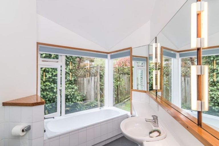 Photo of property in 129 Wadestown Road, Wadestown, Wellington, 6012