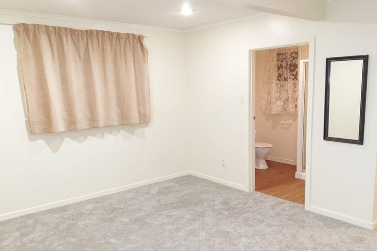 Photo of property in 1/64 Hogans Road, Glenfield, Auckland, 0629