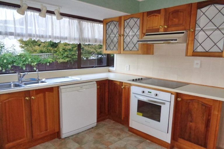 Photo of property in 2/125 Glenmore Road, Sunnyhills, Auckland, 2010