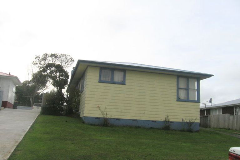 Photo of property in 32 Beauzami Crescent, Ascot Park, Porirua, 5024