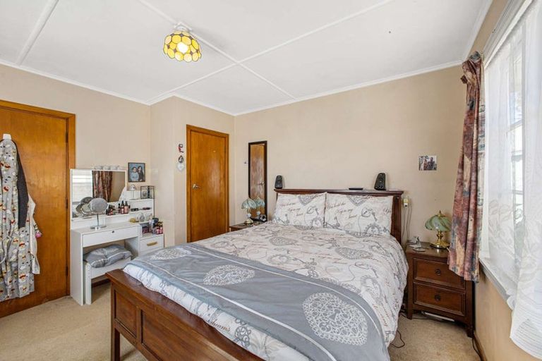 Photo of property in 24 Endeavour Street, Marfell, New Plymouth, 4310