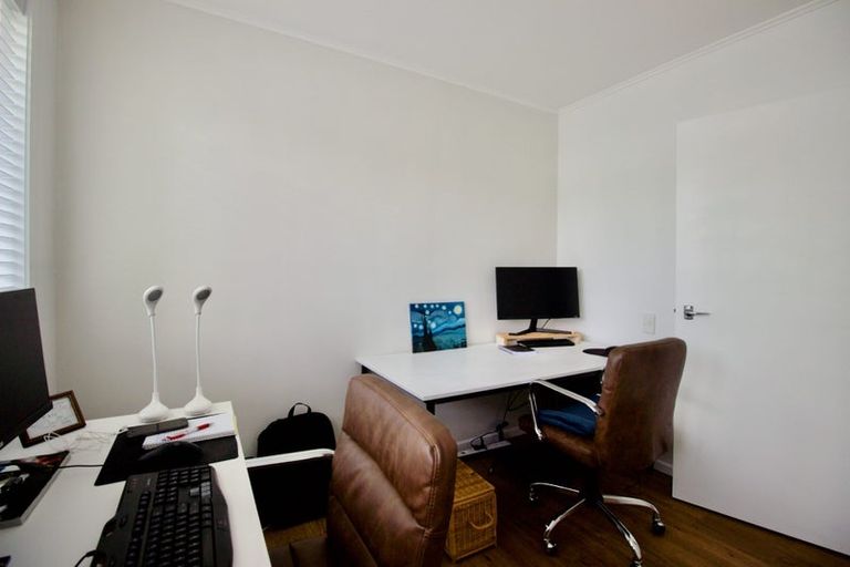 Photo of property in 5 Ngatoa Place, Glenfield, Auckland, 0629