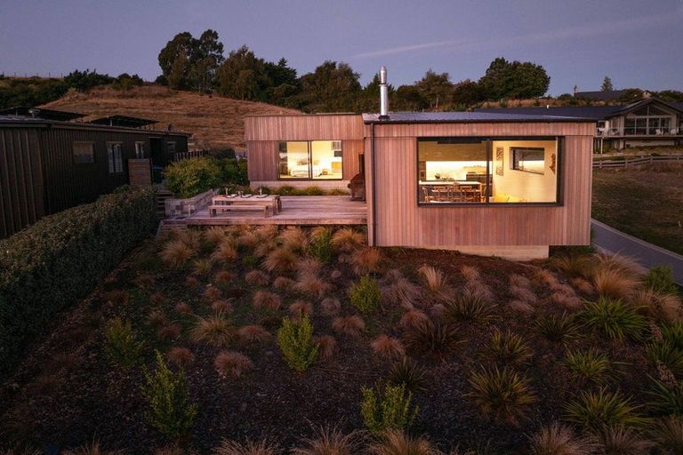 Photo of property in 6 Akitu Rise, Wanaka, 9305