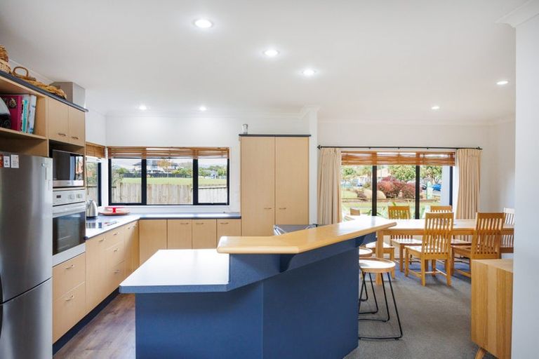 Photo of property in 1 Sycamore Crescent, Fitzherbert, Palmerston North, 4410