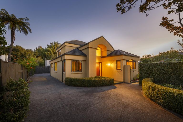 Photo of property in 44 Ruamahanga Crescent, Terrace End, Palmerston North, 4410