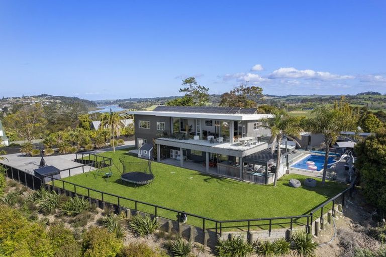 Photo of property in 201 Whangaparaoa Road, Red Beach, 0932