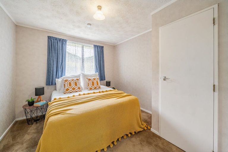 Photo of property in 2a Pokaka Street, Birchville, Upper Hutt, 5018