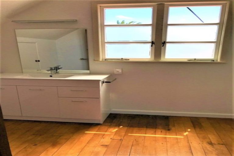 Photo of property in 31 Norwood Road, Bayswater, Auckland, 0622