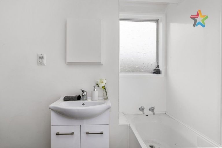 Photo of property in 8d Montgomery Crescent, Clouston Park, Upper Hutt, 5018