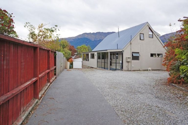 Photo of property in 77 Cedar Drive, Kelvin Heights, Queenstown, 9300