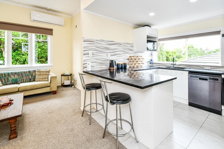 Photo of property in 2c Waiari Road, Conifer Grove, Takanini, 2112