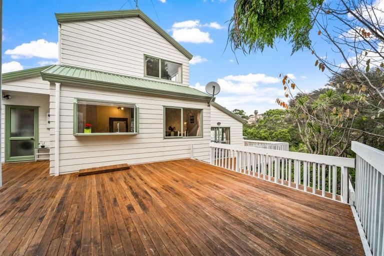 Photo of property in 32a Deverell Place, Northcross, Auckland, 0632