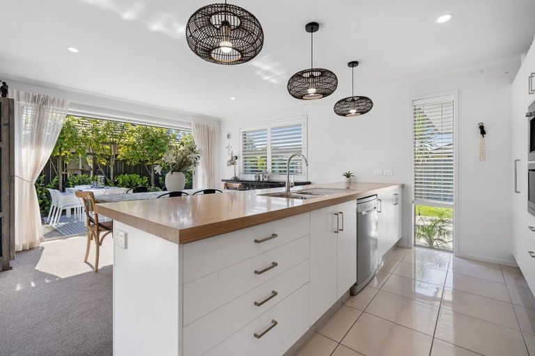 Photo of property in 33 Rainey Crescent, Papamoa Beach, Papamoa, 3118