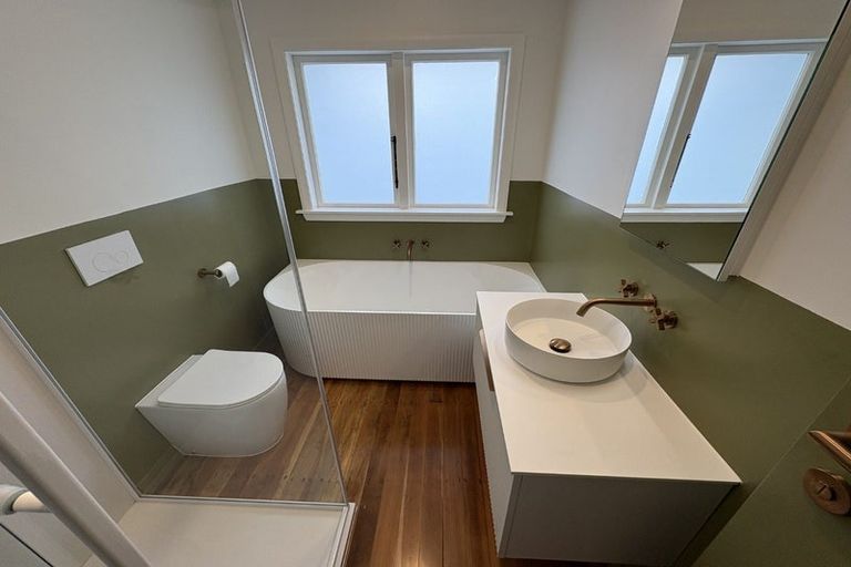 Photo of property in 71 Seatoun Heights Road, Seatoun, Wellington, 6022