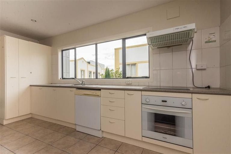 Photo of property in Krisley Court, 15/6 Ambrico Place, New Lynn, Auckland, 0600